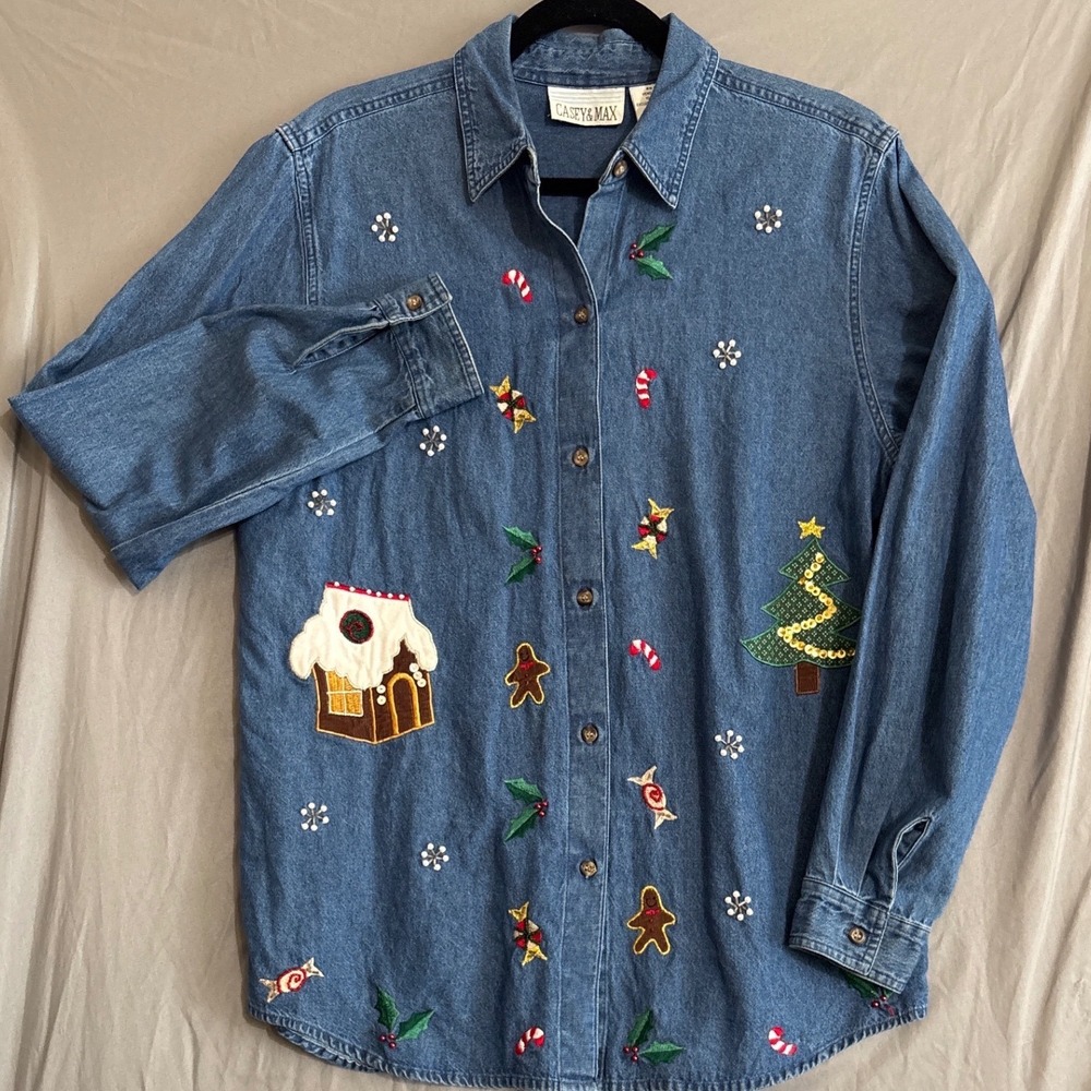 Casey & Max Womens Medium Blue Denim Christmas Holiday Embroidered Button Up Top